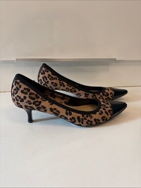 Ellen Tracy Leopard Print Pumps with Black Patent Toe size 6.